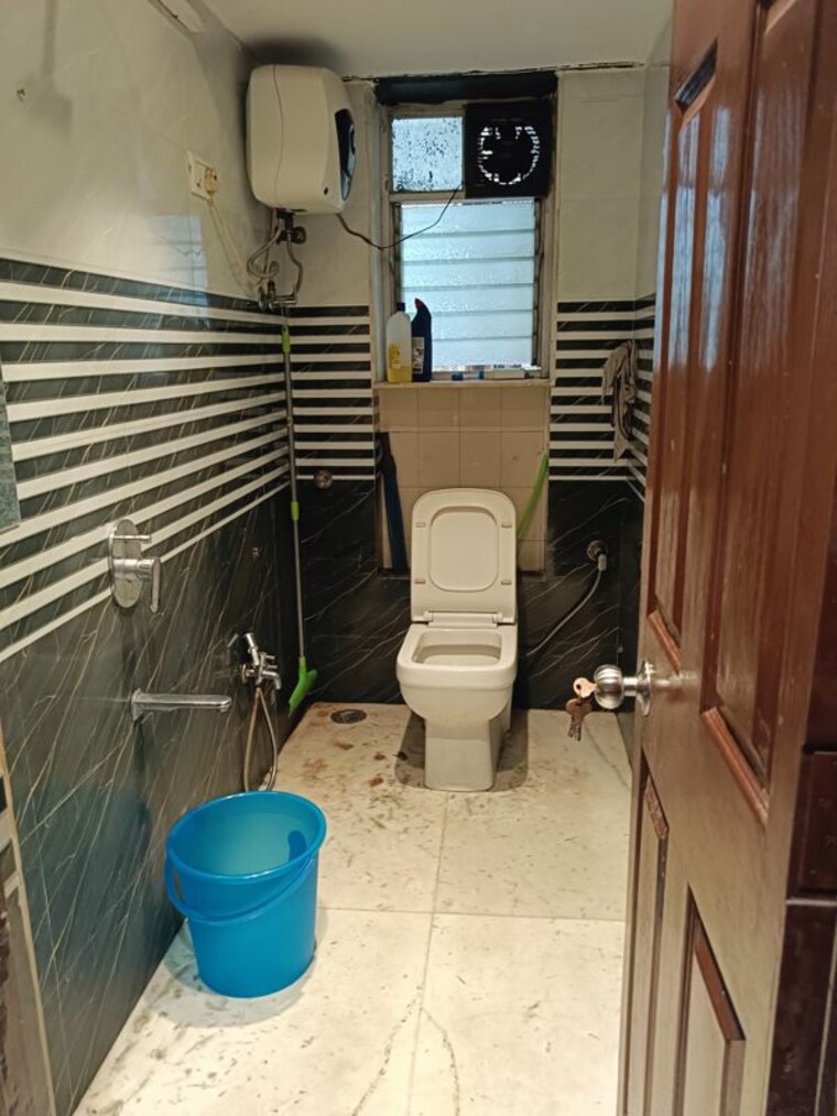 Bathroom, nutan-madhuban-apartment 1 Bedroom 500 Sq.Ft. Apartment In Worli Mumbai 10567645