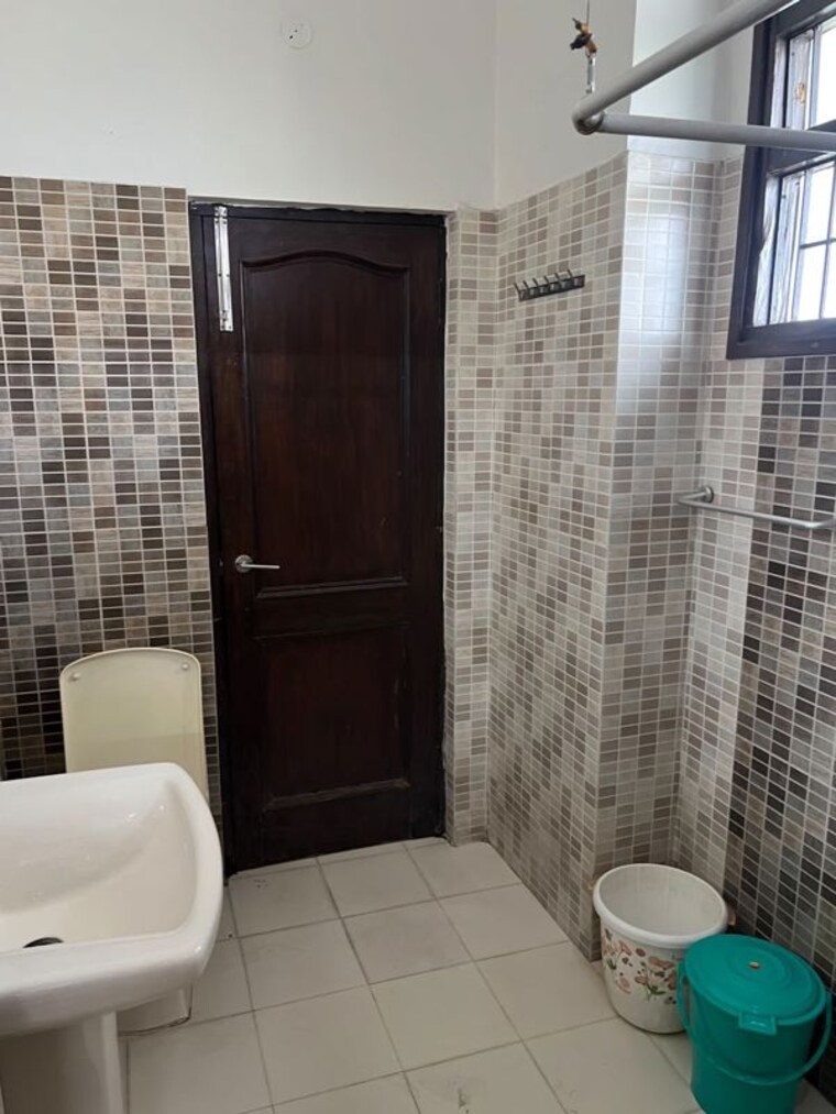 Bathroom, sector 50 3 Bedroom 1000 Sq.Ft. Builder Floor In Sector 50 Chandigarh 10567737