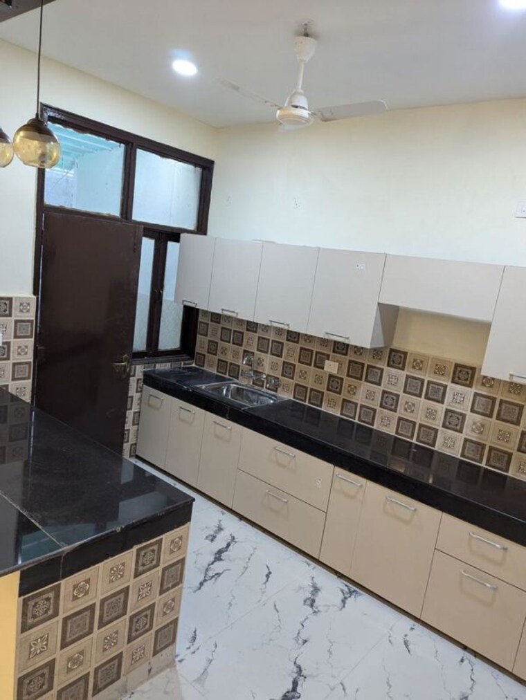 Kitchen, sushant lok iii 4 Bedroom 301 Sq.Yd. Builder Floor In Sushant Lok Iii Gurgaon 10567758
