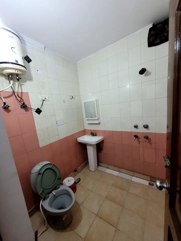 Bathroom, rwa-apartments-sector-50 2 Bedroom 750 Sq.Ft. Builder Floor In Sector 50 Noida 10567762