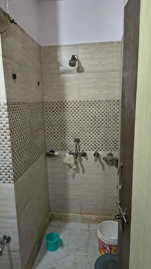 Bathroom in 2 BHK Builder Floor at Mayur Vihar 1 – for Rent