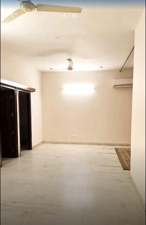 Room in 3 BHK Builder Floor at Sector 44 – for Rent