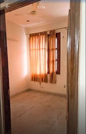 Room in 3 BHK Builder Floor at Sector 44 – for Rent