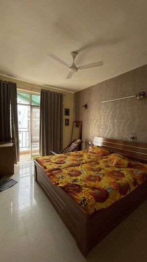 Bedroom in 3.5 BHK Apartment at Omaxe R2, Gomti Nagar – for Rent