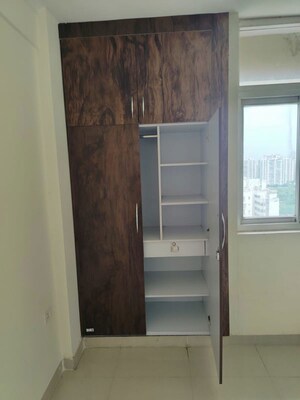 Furnished Amenities in 2 BHK Apartment at Amrapali Silicon City, Sector 76 – for Rent