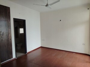 Room in 2 BHK Apartment at Amrapali Silicon City, Sector 76 – for Rent
