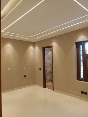 Room in 4 BHK Builder Floor at Green Fields Colony – for Sale