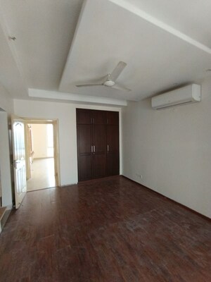 Room in 3.5 BHK Apartment at GPL Eden Heights, Sector 70 – for Rent
