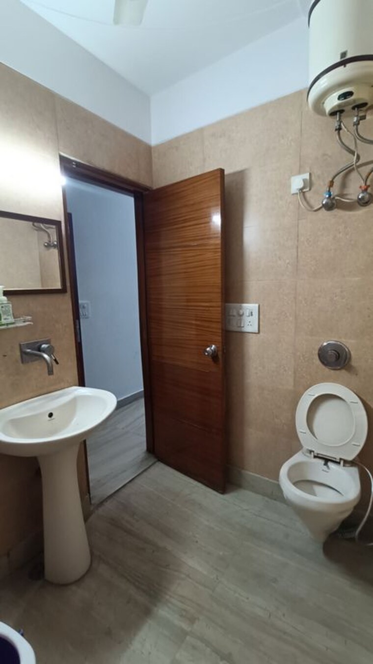 Bathroom, ashok vihar 2 Bedroom 125 Sq.Ft. Builder Floor In Ashok Vihar Delhi 10567997