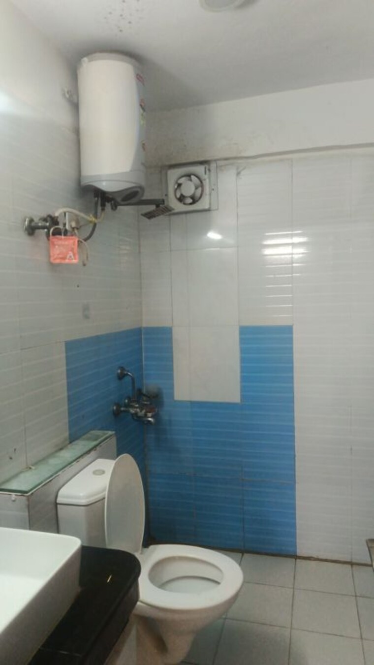Bathroom, sikka-karnam-greens 2.5 Bedroom 1218 Sq.Ft. Apartment In Sector 143b Noida 10568007