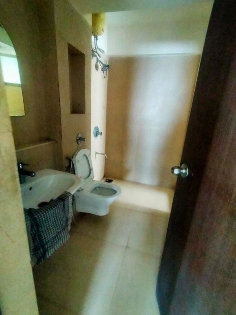 Bathroom, lodha-splendora 2 Bedroom 951 Sq.Ft. Apartment In Ghodbunder Road Thane 10568057