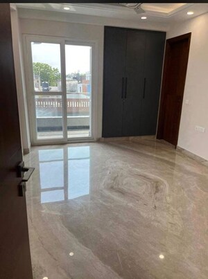 Room in 4 BHK Builder Floor at Saket – for Rent