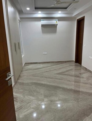 Room in 4 BHK Builder Floor at Saket – for Rent