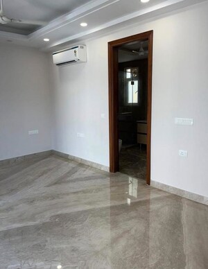 Room in 4 BHK Builder Floor at Saket – for Rent