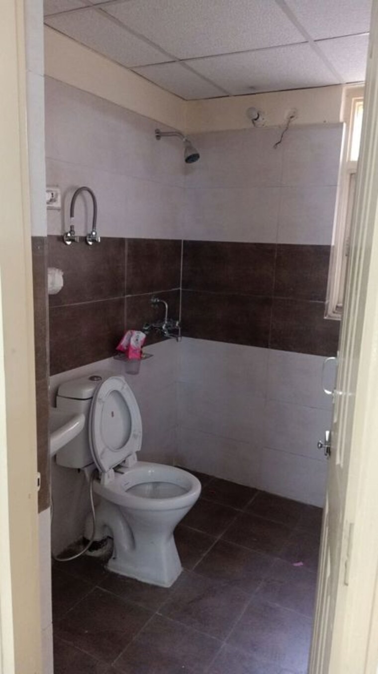Bathroom, sg-impression-plus 2 Bedroom 950 Sq.Ft. Apartment In Raj Nagar Extension Ghaziabad 10568082