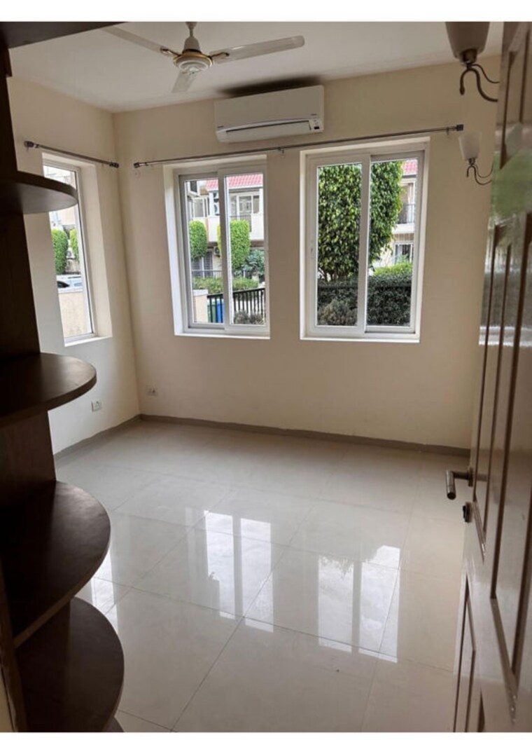 Room, emaar-mgf-emerald-hills 4 Bedroom 350 Sq.Yd. Apartment In Sector 65 Gurgaon 10568089