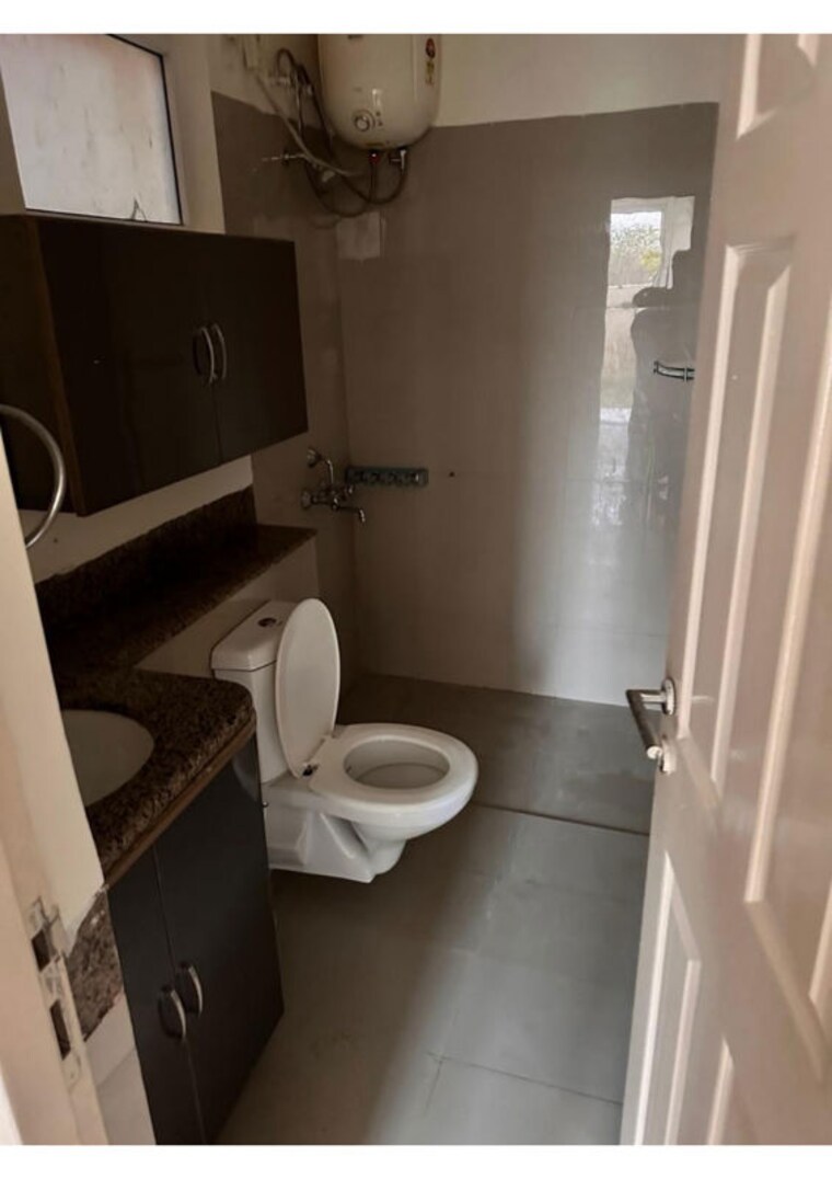 Bathroom, emaar-mgf-emerald-hills 4 Bedroom 350 Sq.Yd. Apartment In Sector 65 Gurgaon 10568089