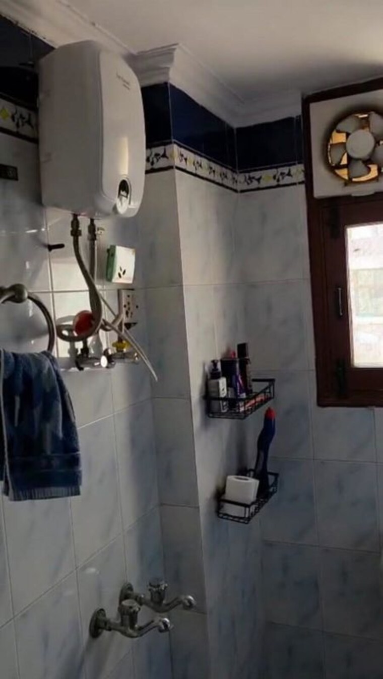 Bathroom, sector 22 2 Bedroom 1300 Sq.Ft. Builder Floor In Sector 22 Gurgaon 10568162