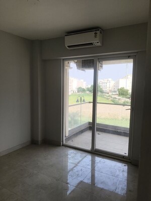 Room in 3 BHK Apartment at Signature Global City, Sector 37d – for Rent