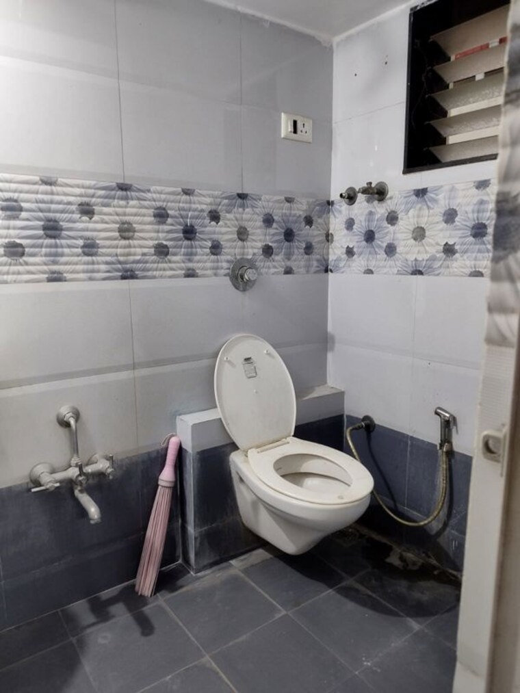 Bathroom, sgp-upasana-apartment 3 Bedroom 2000 Sq.Ft. Apartment In Ambawadi Ahmedabad 10568300