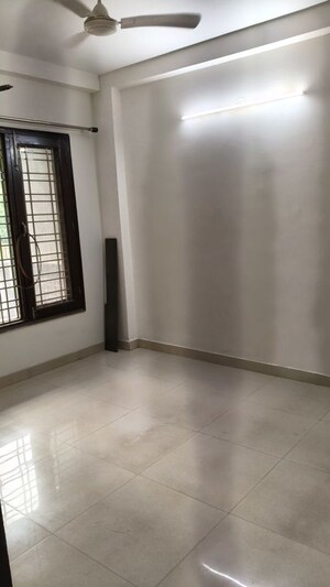 Room in 3 BHK Builder Floor at Vipul World Floors, Sector 48 – for Rent