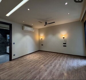 Room in 4 BHK Builder Floor at Dlf Phase iv – for Rent