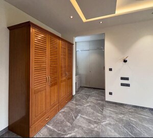 Room in 4 BHK Builder Floor at Dlf Phase iv – for Rent