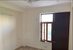 Room in 2.5 BHK Builder Floor at RWA Residential Society, Sector 40 – for Rent