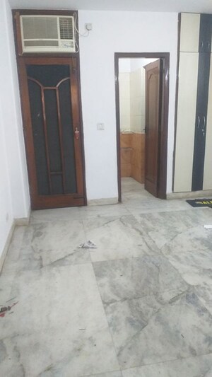 Room in 2 BHK Builder Floor at Sarvapriya Vihar – for Rent