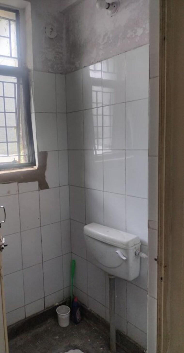 Bathroom, mahadev-apartments-noida 1 RK 428 Sq.Ft. Apartment In Sector 73 Noida 10484718