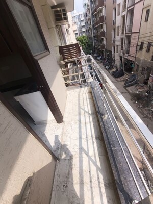Balcony in 1 RK Builder Floor at Dlf City Phase 3 – for Rent