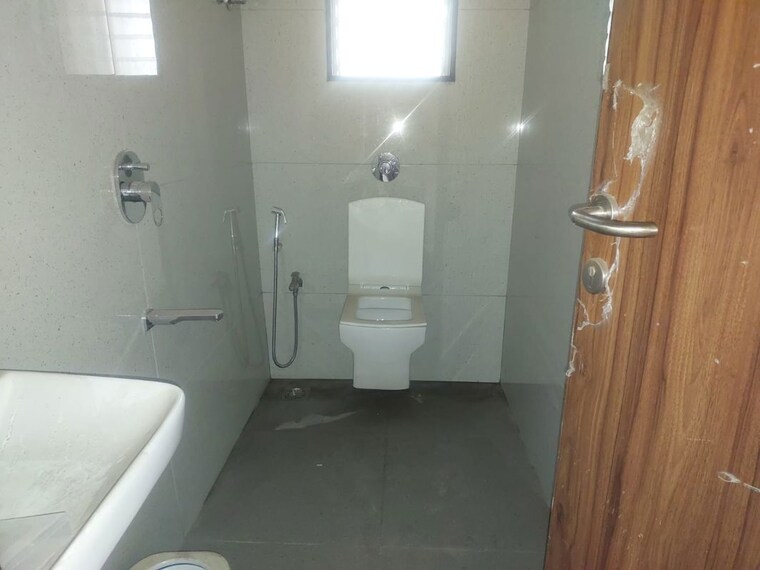Bathroom, yash-ina-apartments 2 Bedroom 600 Sq.Ft. Apartment In Goregaon West Mumbai 10568506