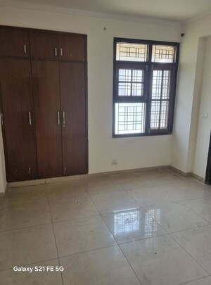 Room in 3 BHK Builder Floor at Sector 22 – for Rent