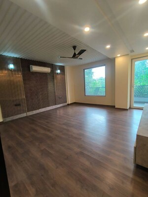 Room in 3 BHK Builder Floor at Sector 21 – for Rent