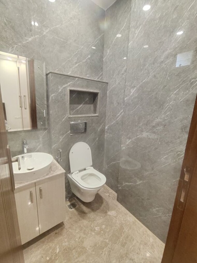 Bathroom, shivalik colony 3 Bedroom 2000 Sq.Ft. Builder Floor In Shivalik Colony Delhi 10568601