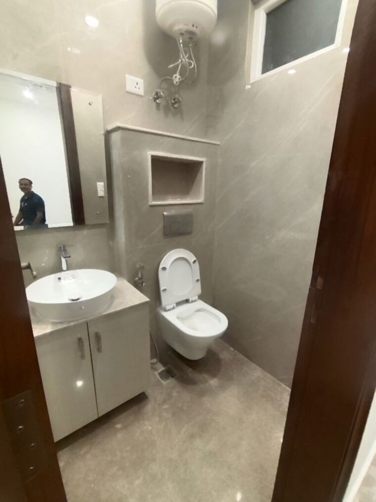 Bathroom, shivalik colony 3 Bedroom 2000 Sq.Ft. Builder Floor In Shivalik Colony Delhi 10568601