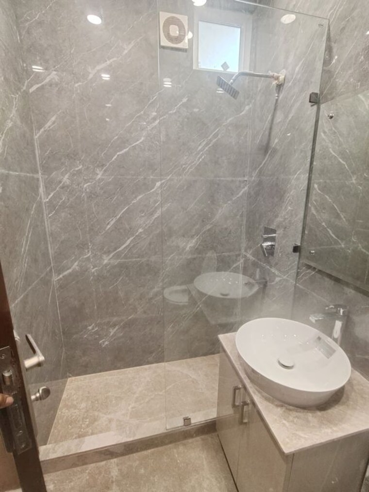 Bathroom, shivalik colony 3 Bedroom 2000 Sq.Ft. Builder Floor In Shivalik Colony Delhi 10568601
