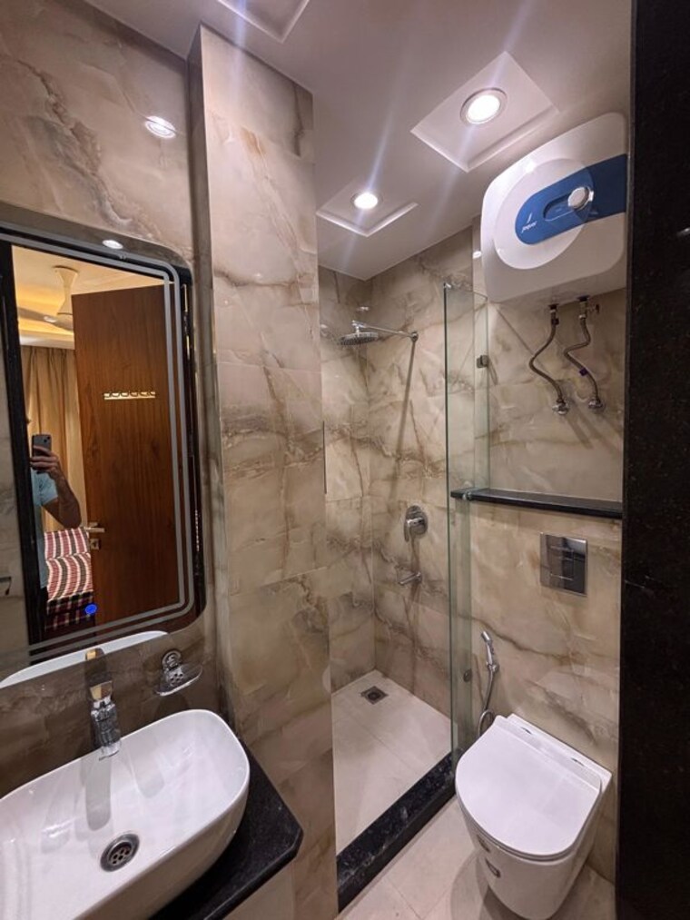 Bathroom, safdarjung enclave 3 Bedroom 1200 Sq.Ft. Builder Floor In Safdarjung Enclave Delhi 10568657