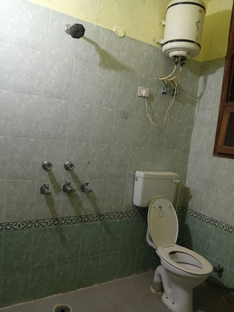 Bathroom, sector 21 3 Bedroom 3230 Sq.Ft. Independent House In Sector 21 Gurgaon 10568682