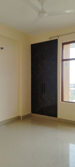 Room in 3 BHK Apartment at BPTP Discovery Park, Sector 80 – for Rent
