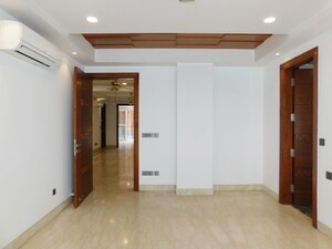 Room in 4 BHK Builder Floor at Defence Colony – for Rent
