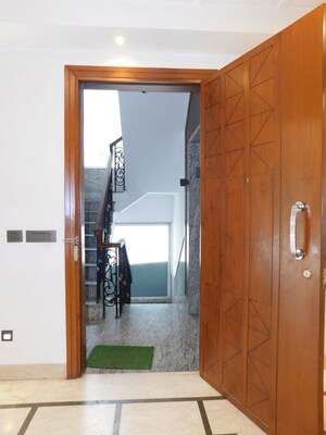 Furnished Amenities in 4 BHK Builder Floor at Defence Colony – for Rent