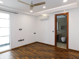 Room in 4 BHK Builder Floor at Defence Colony – for Rent