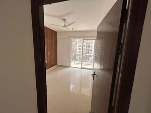 Room in 3 BHK Apartment at Nirala World Estate I, Tech Zone 4 Greater Noida – for Rent