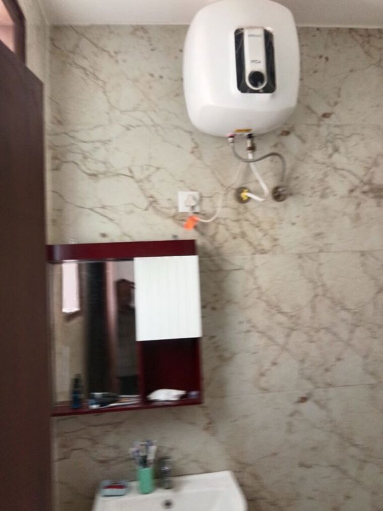 Bathroom, roseate-homes 2 Bedroom 1300 Sq.Ft. Builder Floor In Ghazipur Zirakpur 10568792