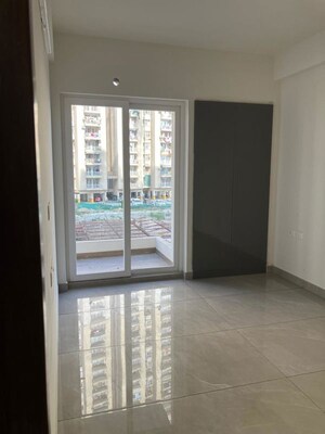 Room in 3 BHK Apartment at Nirala World Estate I, Tech Zone 4 Greater Noida – for Rent