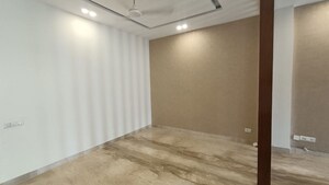 Room in 3 BHK Builder Floor at Dlf Phase ii – for Rent