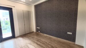 Room in 3 BHK Builder Floor at Dlf Phase ii – for Rent