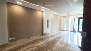 Room in 3 BHK Builder Floor at Dlf Phase ii – for Rent