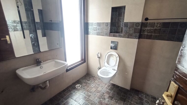 Bathroom, dlf phase ii 3 Bedroom 2300 Sq.Ft. Builder Floor In Dlf Phase ii Gurgaon 10569007